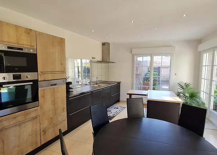 Pres De Toul Avec Parking Prive Et Terrasse - Fr-1-584-361 펜션 *